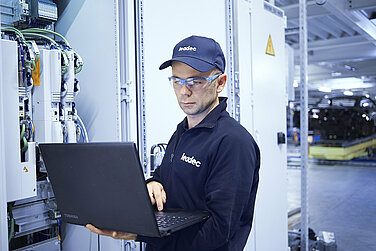 A Leadec employee analyzing faults and repairing installed electronics.
